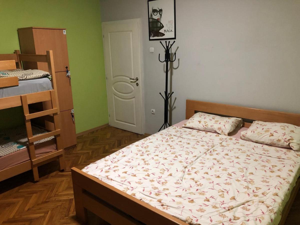 Skopje Downtown Hostel Esterno foto